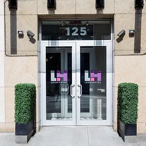 Otel Leon Les ***